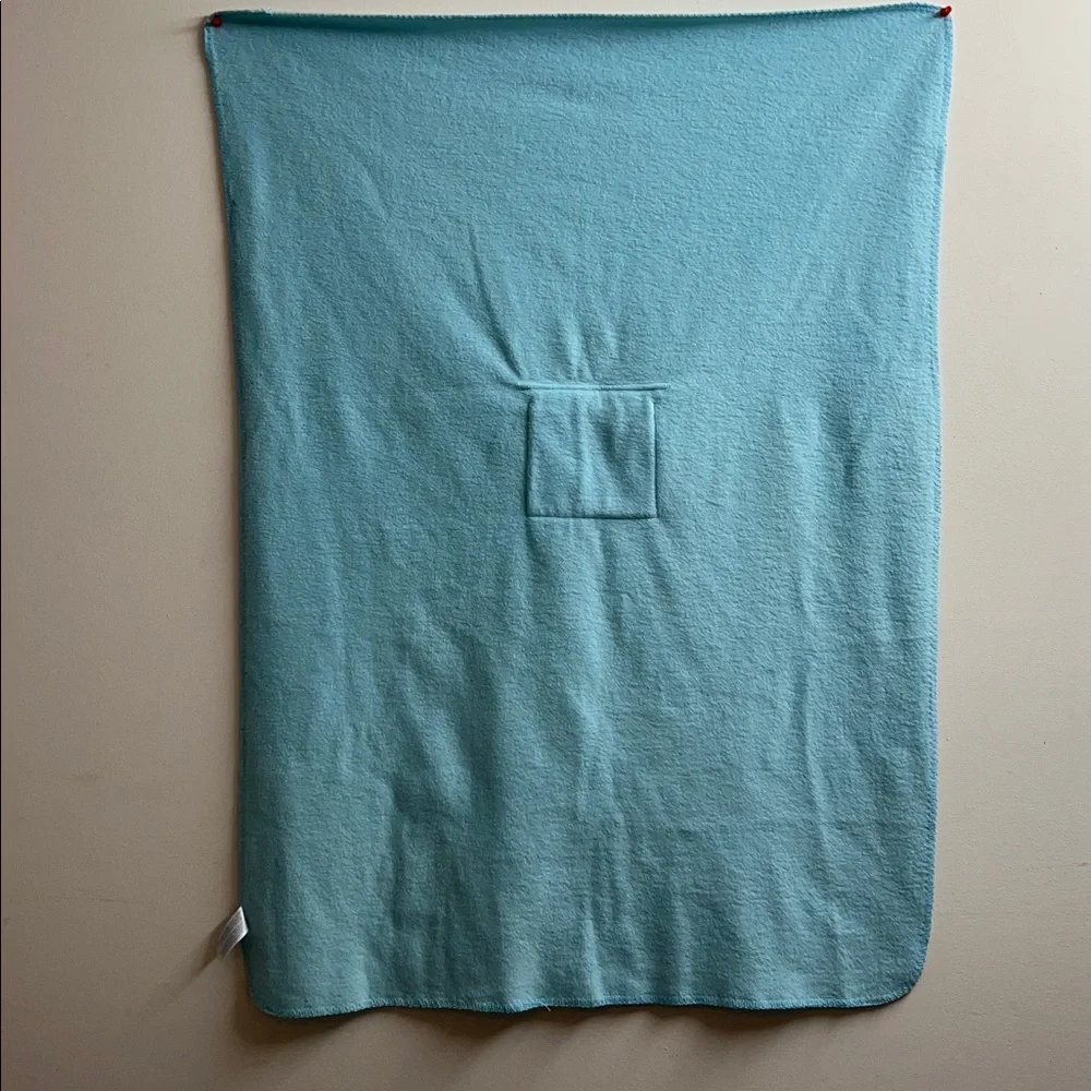 🌞 Spa Finder Soft Blue Pocket Throw   44” x 31” w/Snap Pocket Closure 6” x 6”